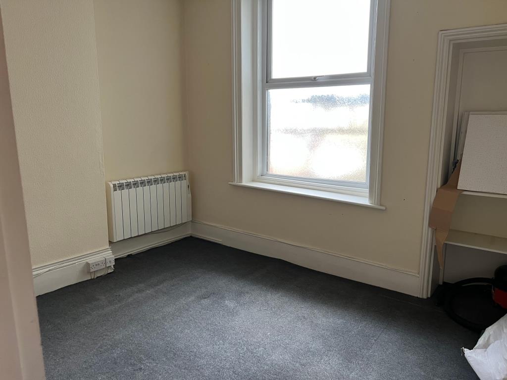 Lot: 15 - COMMERCIAL UNIT WITH GROUND RENTS - Office